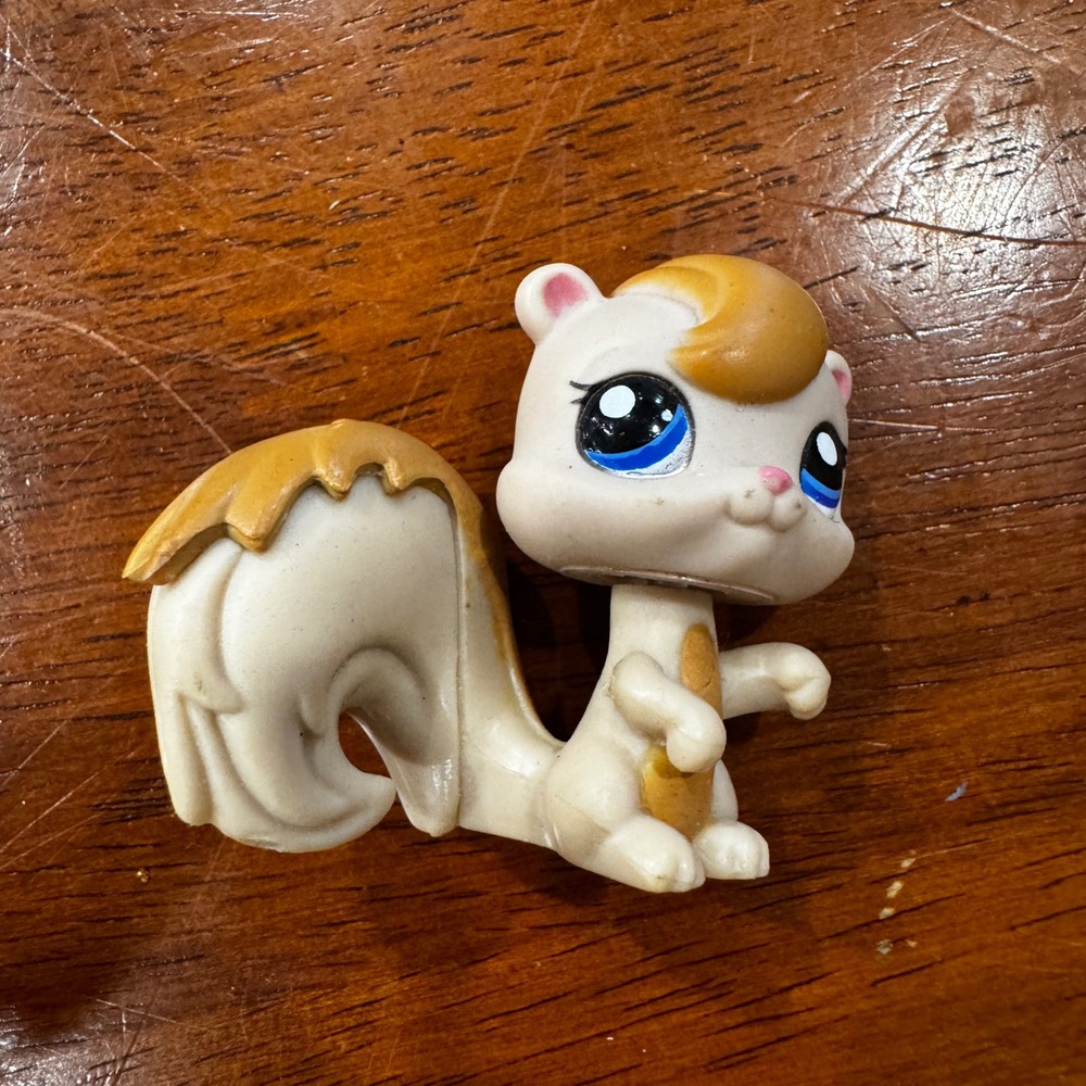 Hasbro Littlest Pet Shop LPS 1014 Tan Cream Squirrel Blue Eyes 2007 Figure